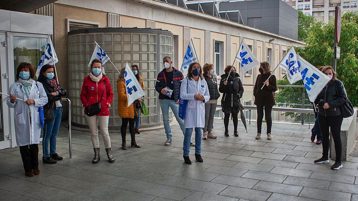 Profesionales TCE de Zamora en la concentración a las puertas del Virgen de la Concha.