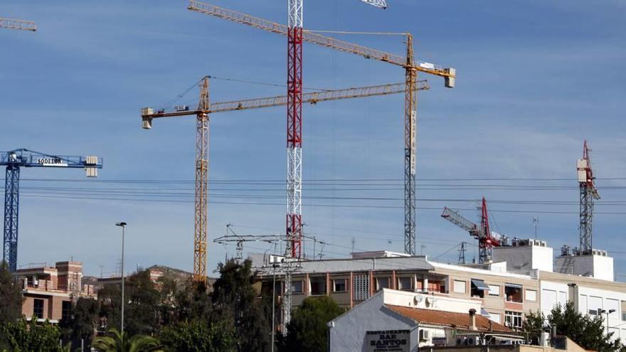 La construcción centra su actividad en reconstruir las viviendas derruidas tras los seísmos.