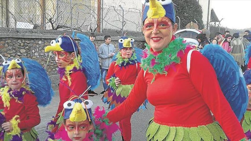 Pájaros, vikingos, la abeja Maya y flores ‘asaltan’ Coria