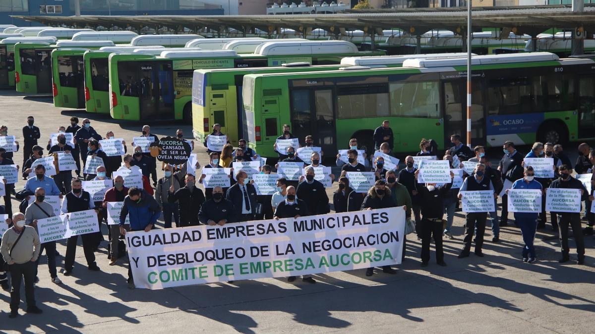 Trabajadores en huelga de Aucorsa.