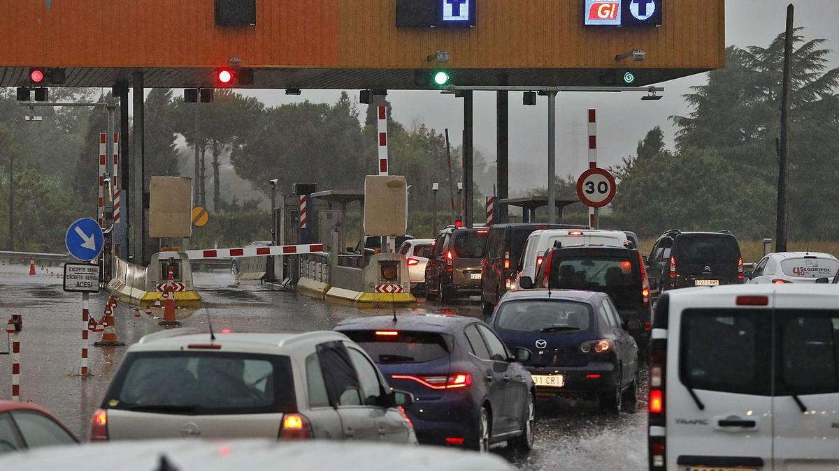 Les cues als accesos sud de Girona, al terme de Salt, ahir a la tarda