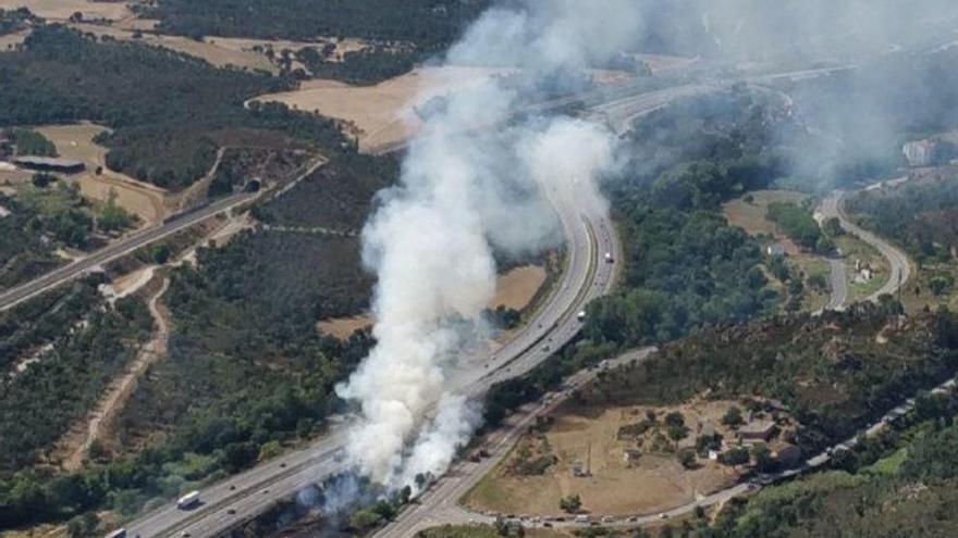 Un foc entre Capmany i Agullana obliga a tallar la N-II i un carril de l&#039;autopista AP-7