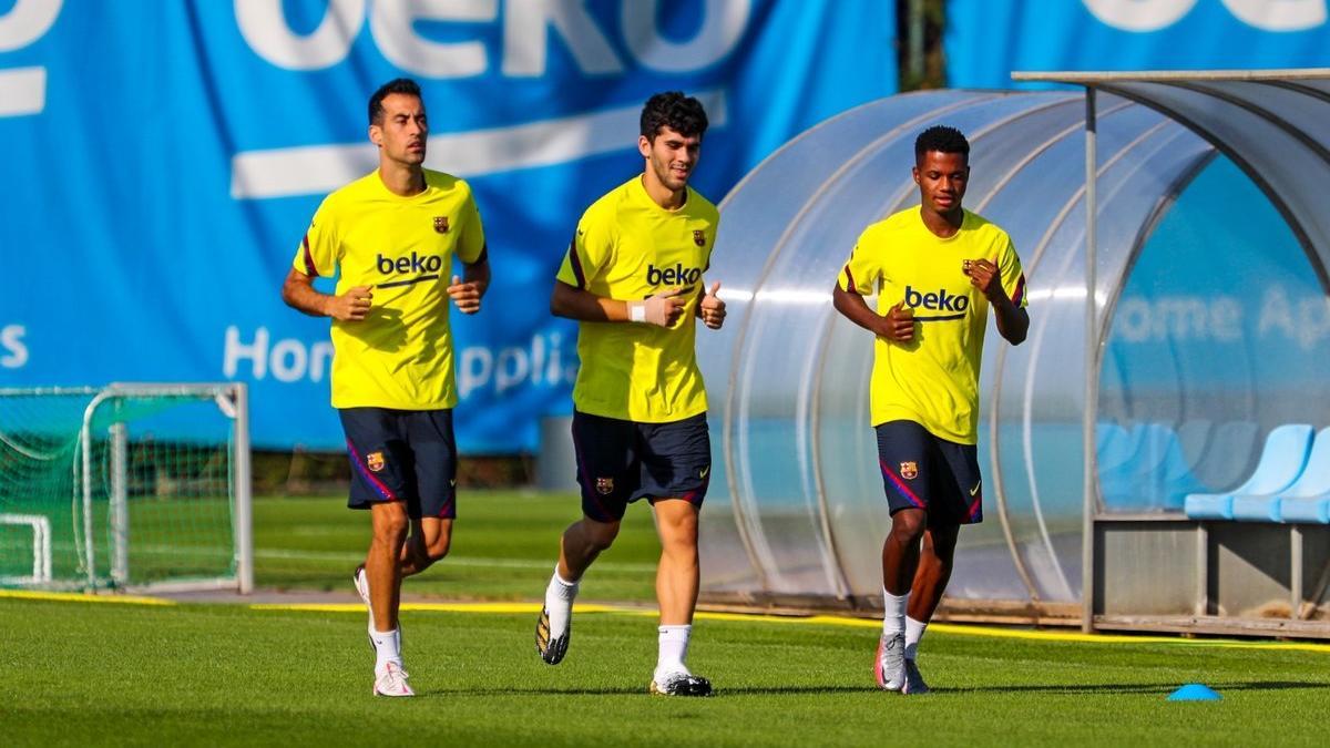 Busquets, Aleñá y Ansu Fati, este miércoles en la ciudad deportiva de Sant Joan Despí.