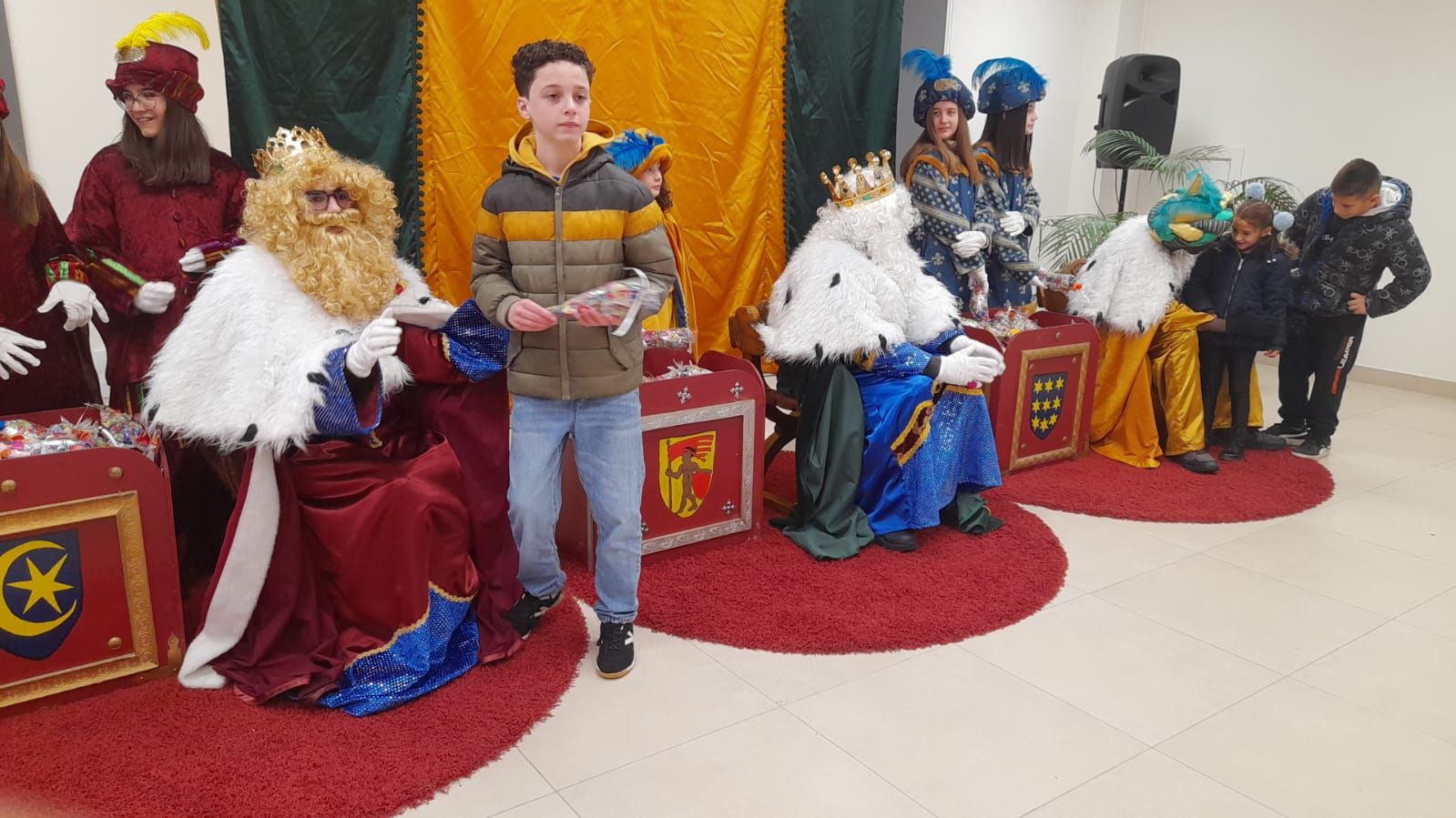 Sus Majestades de Oriente reciben a los niños de Llanera