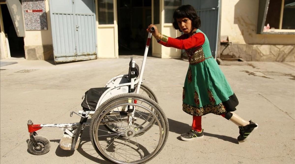 Una niña camina con una pierna ortopédica en Kabul, Afganistán. Una niña camina con una pierna ortopédica en Kabul, Afganistán.