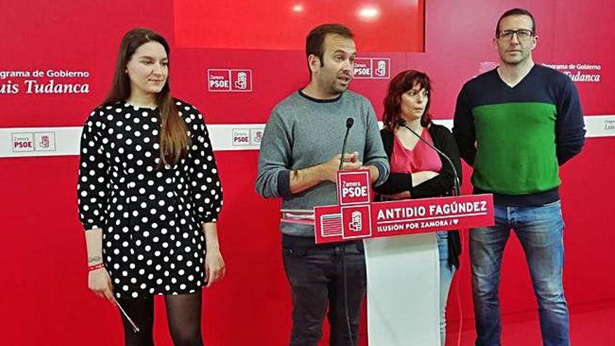 Desde la derecha: Iñaki Gómez, Irene Queipo, David Gago y Ana García, números 3 a 6 en la lista municipal del PSOE para la capital.