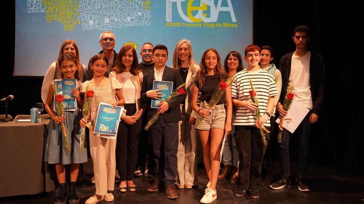 Los ganadores del concurso, con la alcaldesa y los miembros del jurado.