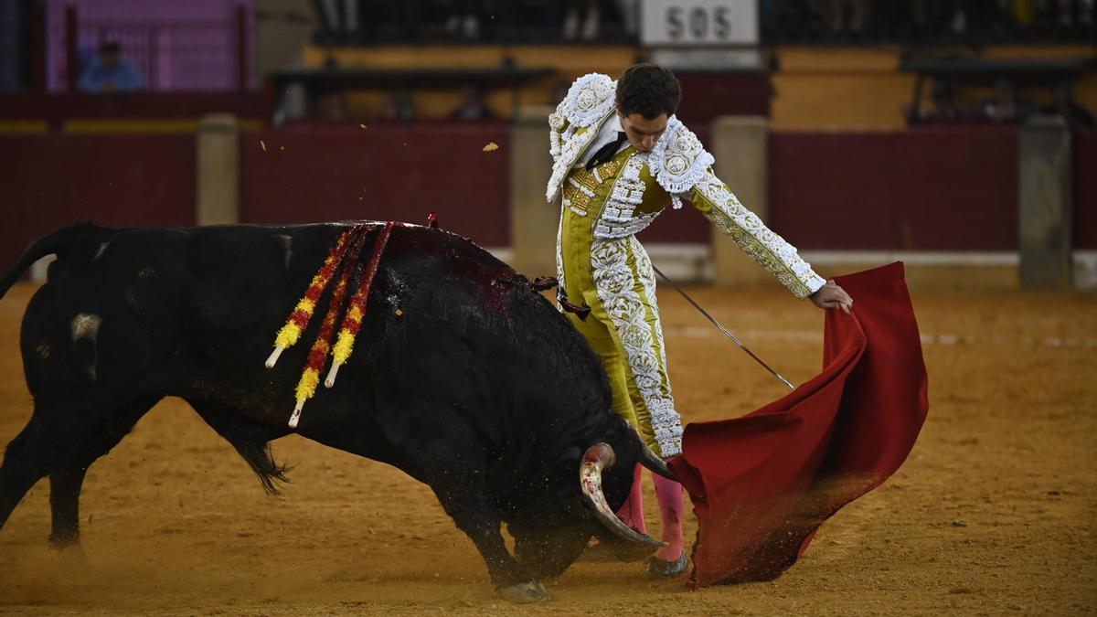 Ginés Marín ha tenido que entregarse a fondo con el sexto, uno de los toros más remisos del encierro.
