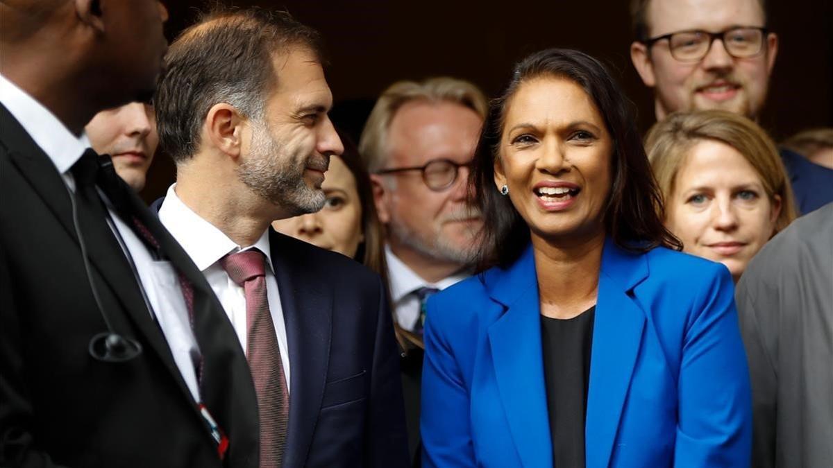 La eurofila Gina Miller, sonriente frente a la Corte Suprema de Londres.