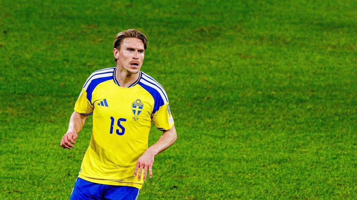 Starfelt, durante un partido con la selección de Suecia.