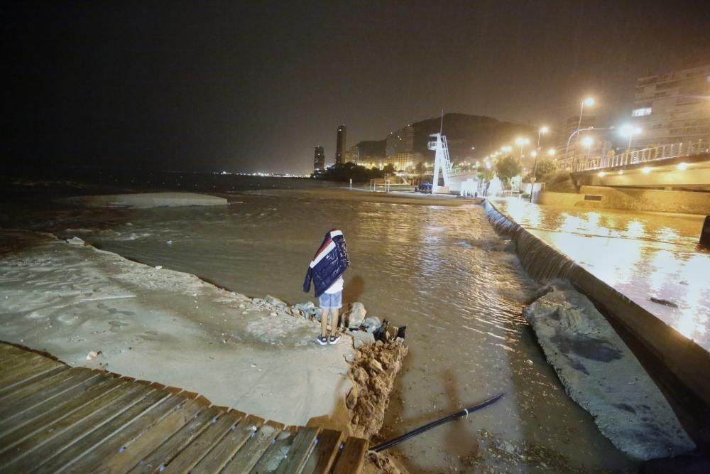 Alerta por tormentas y lluvia de 20 litros por metro cuadrado en una hora en Alicante