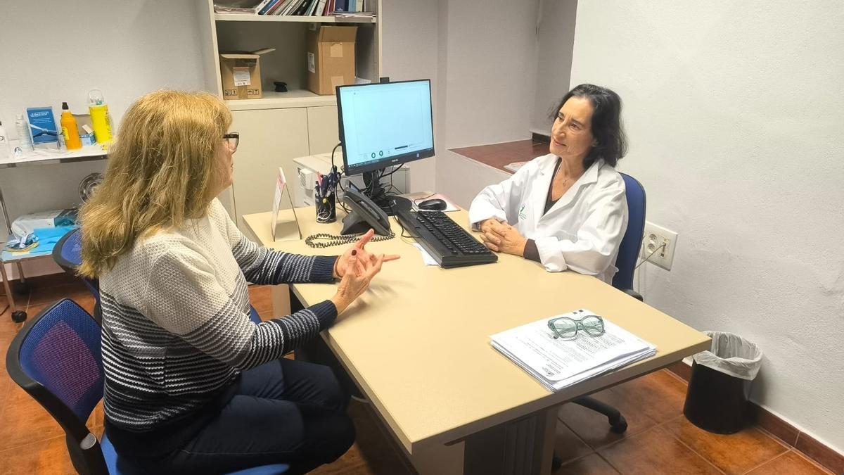 Imagen de Manuela Rubio con una paciente en su consulta.