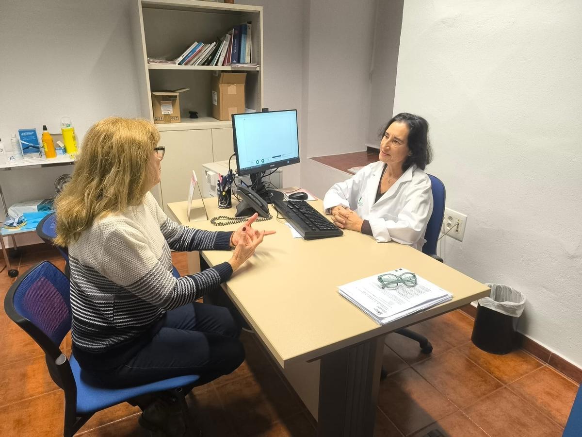 Imagen de Manuela Rubio con una paciente en su consulta.