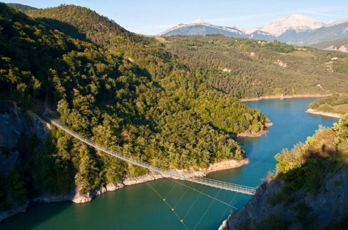 Puente colgante sobre el río Dac, en el departamento francés de Isère.