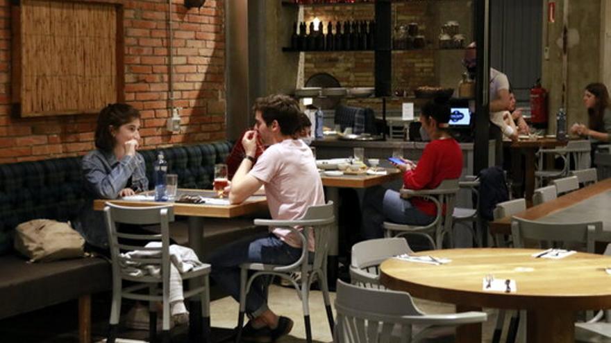 El Govern amplia a 10 els comensals per taula a l&#039;interior de restaurants i autoritza el 60% de públic als grans espais