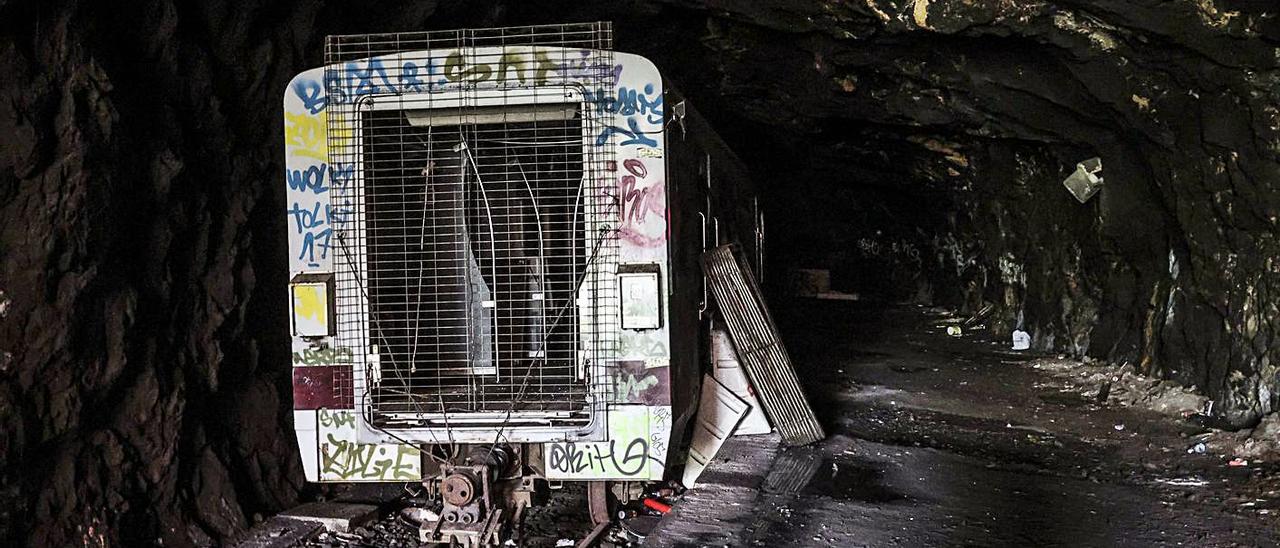 Uno de los vagones que fueron objeto de ataques vandálicos, en el interior del túnel de Fuso de la Reina. | Irma Collín