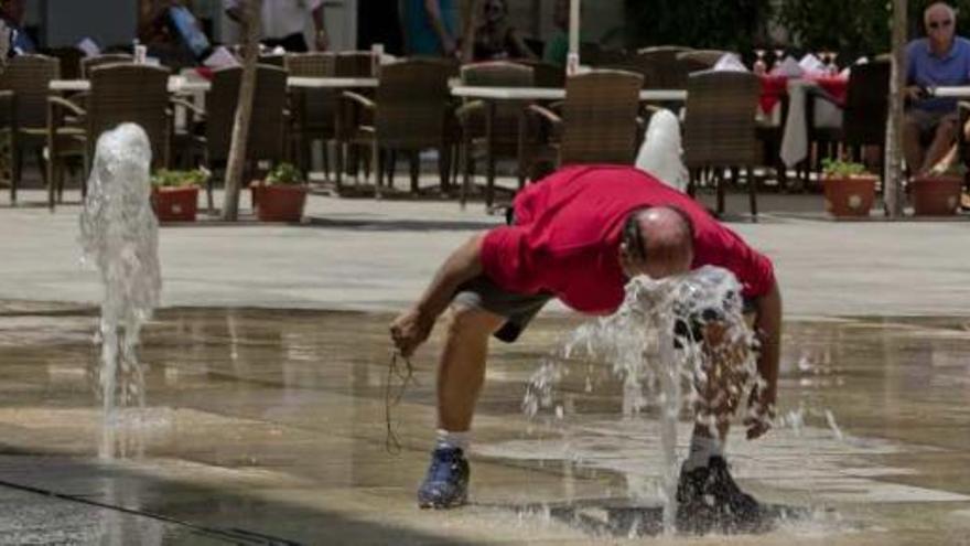 Un hombre se refresca en la fuente de la plaza del Ayuntamiento de Alicante, a principios de mes.