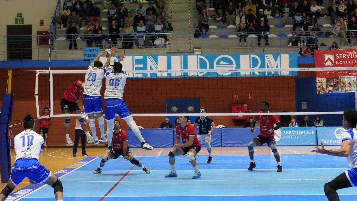 El Servigroup Benidorm vio frenada su racha positiva este miércoles en el Palau d’Esports l’Illa de Benidorm, donde cayó por 1-3 ante Cisneros La Laguna .