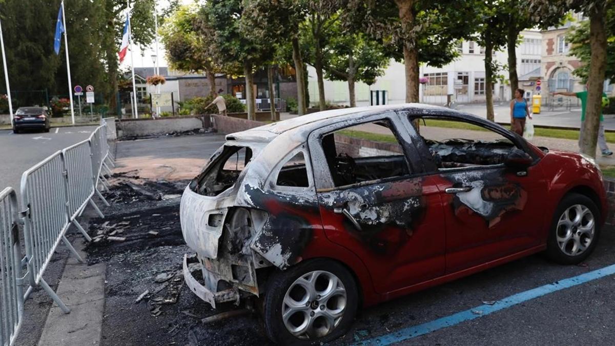 Coche quemado después de la segunda noche de altercados por la muerte de un joven en Val d'Oise, suburbio en el norte de París.