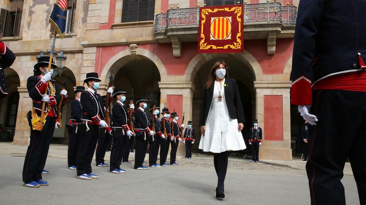 Laura Borràs pasa revista a los Mossos, tras ser elegida Presidenta del Parlament el 12 de marzo de 2021