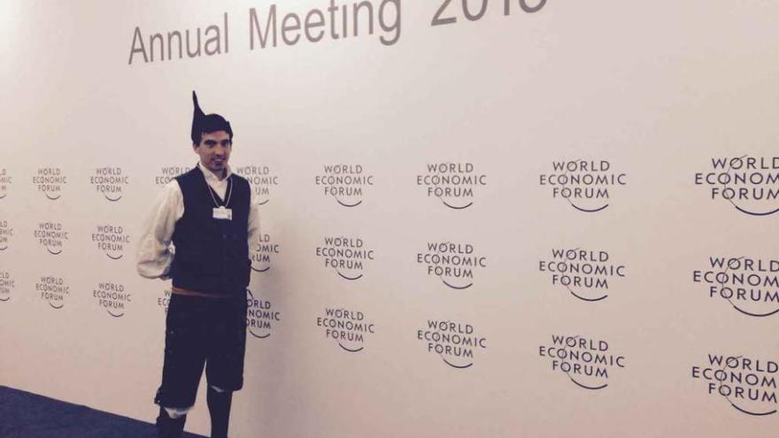 Bruño Sánchez-Andrade, vestido con el traje asturiano, durante la última jornada del foro de Davos.