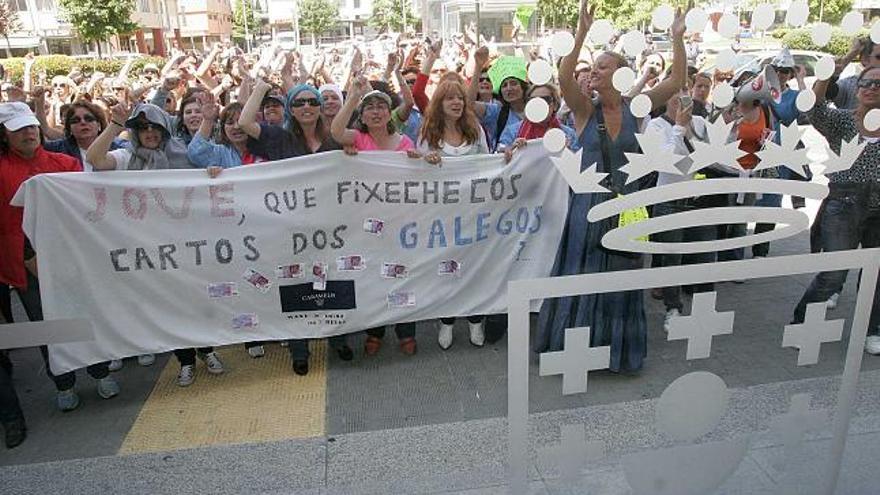 Una de las movilizaciones de las trabajadoras de Caramelo ante la delegación de la Xunta. / eduardo vicente