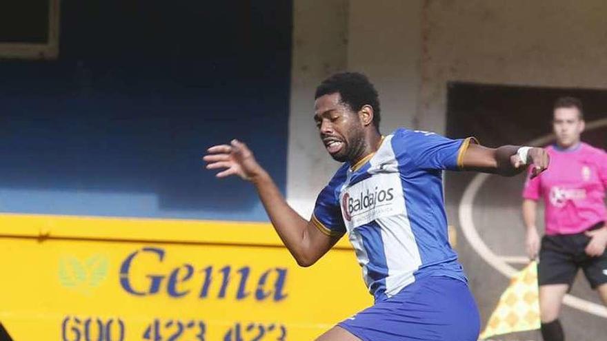 Adama trata de llevarse el balón ante el Roces.