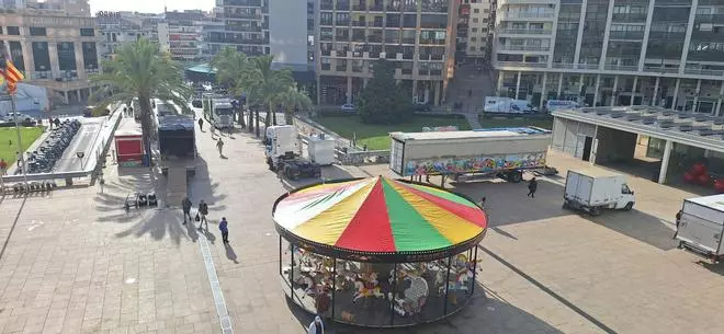 Montaje de las atracciones en la plaza de la Navidad de Benidorm