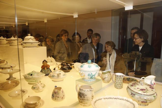 EN IMÁGENES: así fue la inauguración de la exposición "Orto y Ocaso. Vidrio y loza en Gijón, siglos XVIII y XX" en el Palacio de Revillagigedo