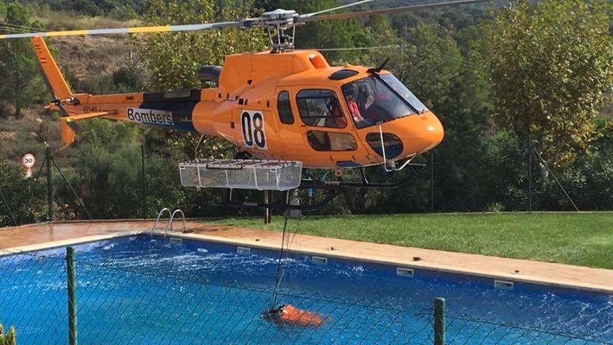 Els Bombers treballen en un incendi a Garriguella