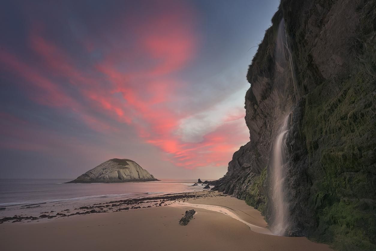 Espectacular vista al atardecer de la Playa de Covachos.