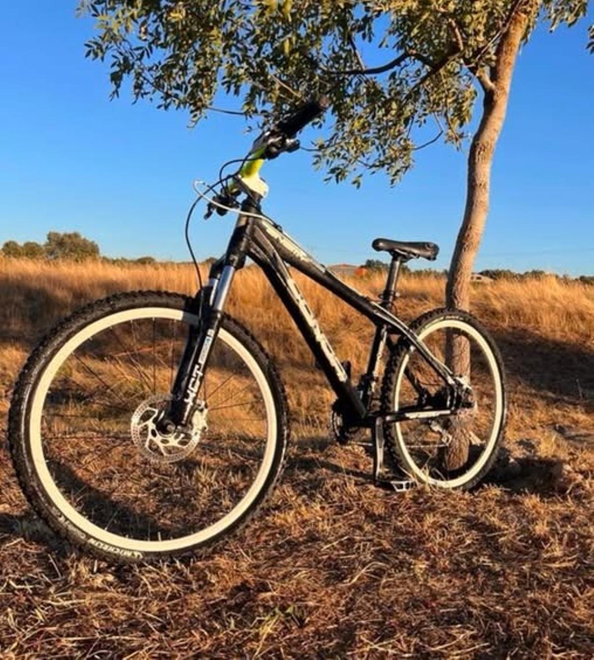 Un vecino denuncia el robo de su bicicleta en la puerta del Bar Pantoja de la Calle Libertad.