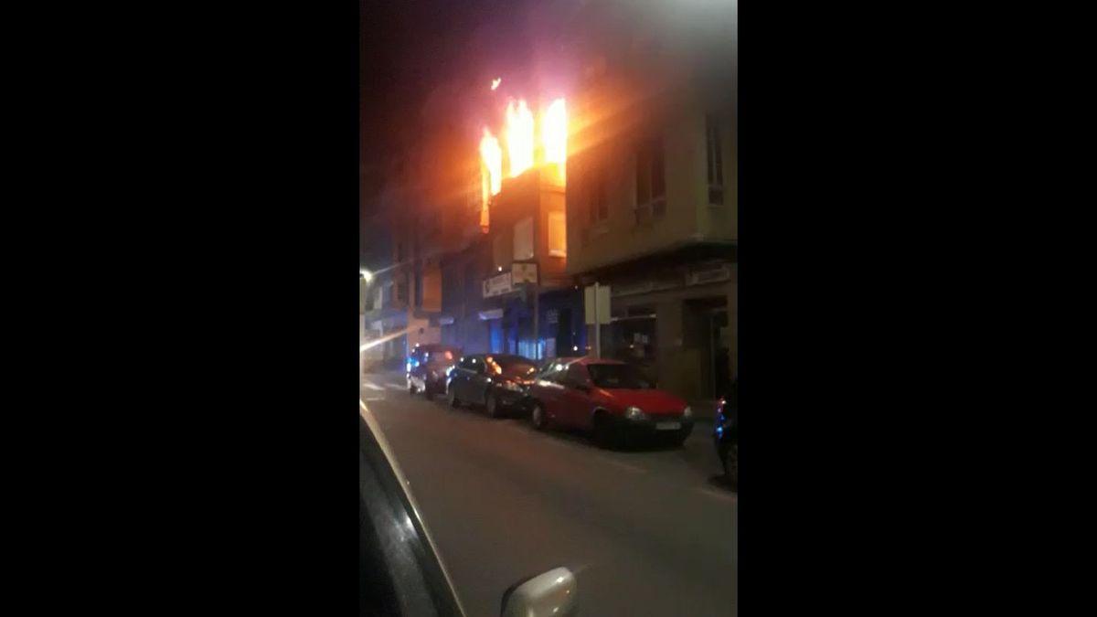 Devastador incendio en un bloque de viviendas de Burriana con personas dentro