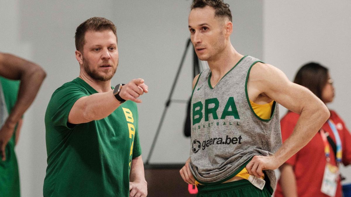 Huertas conversa con el seleccionador Gustavo de Conti en el entrenamiento de Brasil