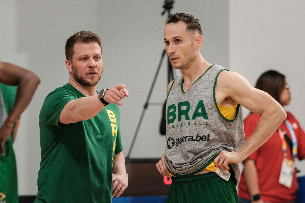 Huertas conversa con el seleccionador Gustavo de Conti en el entrenamiento de Brasil