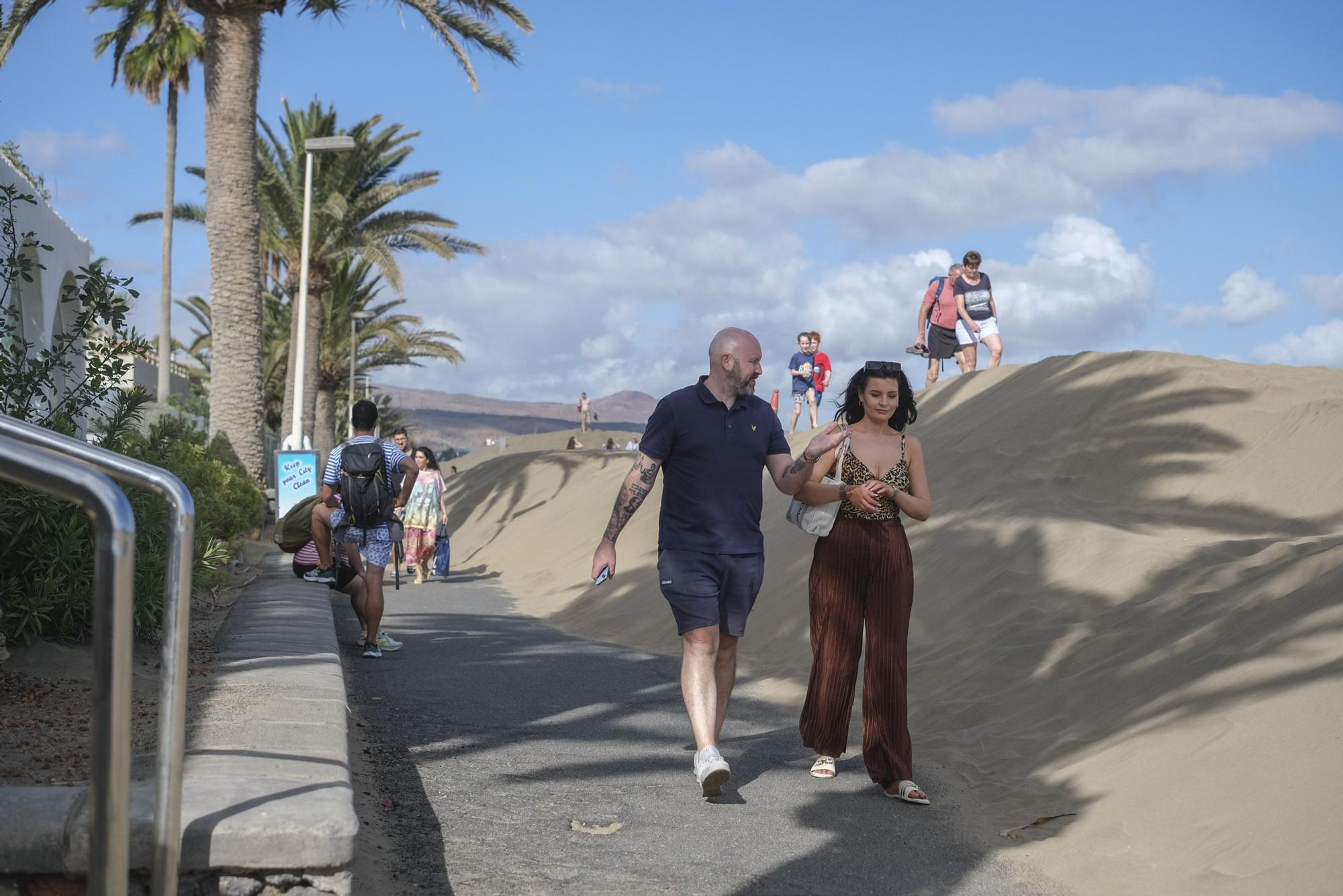 Las dunas de Maspalomas 'se comen' el paseo de Playa del Inglés