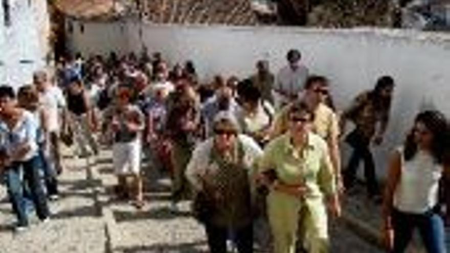 Más de 100 turistas se suman a la ruta judaica