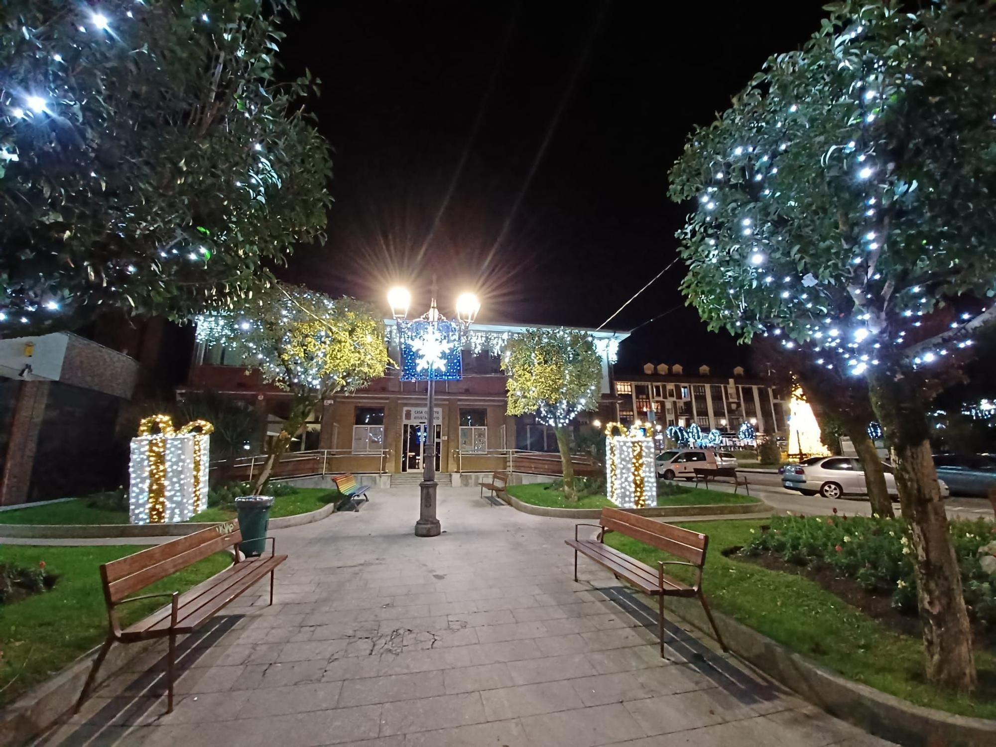La Navidad prende en Llanera: así se ve el alumbrado navideño en las calles y plazas de Posada