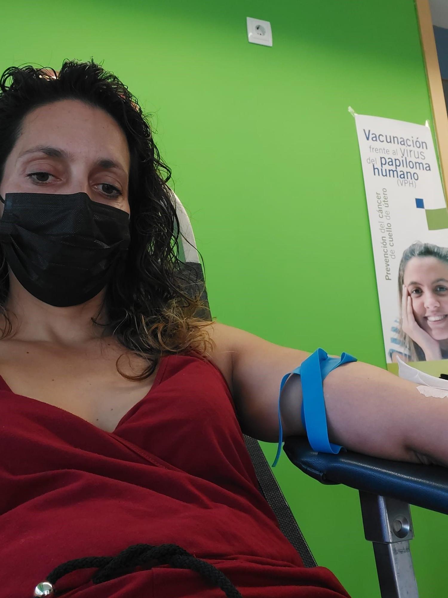 Isabel Cabrera, donando sangre