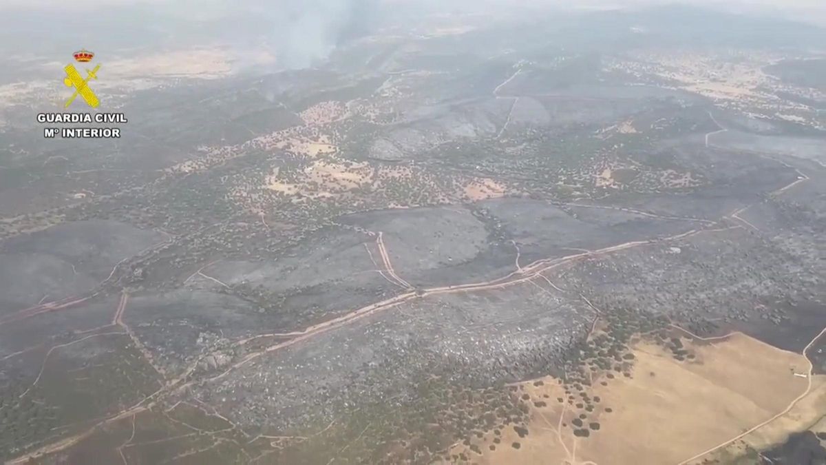 Imágenes aéreas del incendio en Aliseda (Cáceres)
