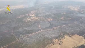 Imágenes aéreas del incendio en Aliseda (Cáceres)