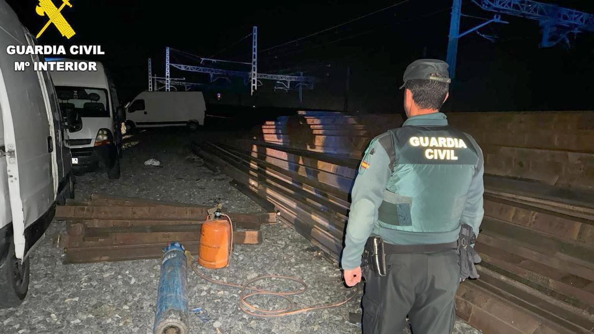 La Guardia Civil detiene a 17 personas por sustraer unos 400 metros de carril de la vía tren de la Estación de Ferrocarril de Sanchidrián (Ávila)