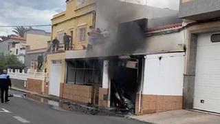 Una moto se incendia en un domicilio en Sardina del Sur