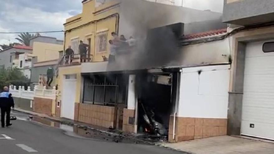 Dos vecinos rescatan a una madre e hija del humo y llamas en Santa Lucía
