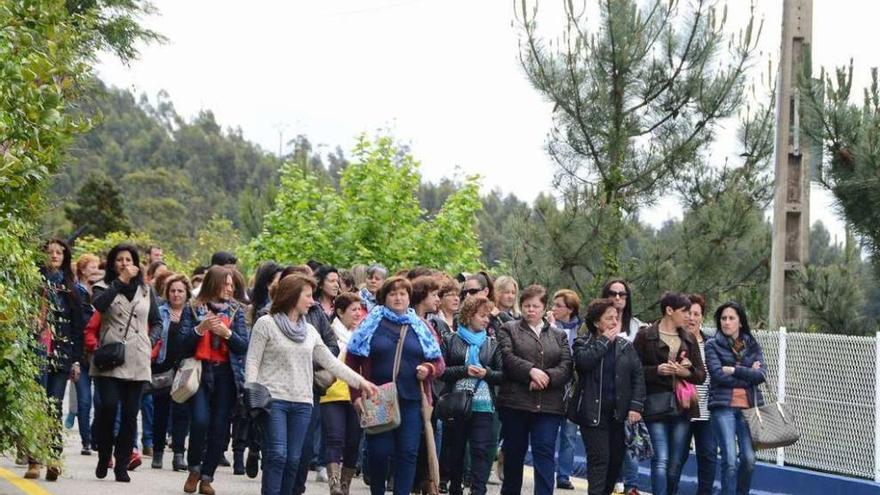 Empleadas de Fandicosta, accediendo a las instalaciones de Domaio, hace una semana. // G. Núñez