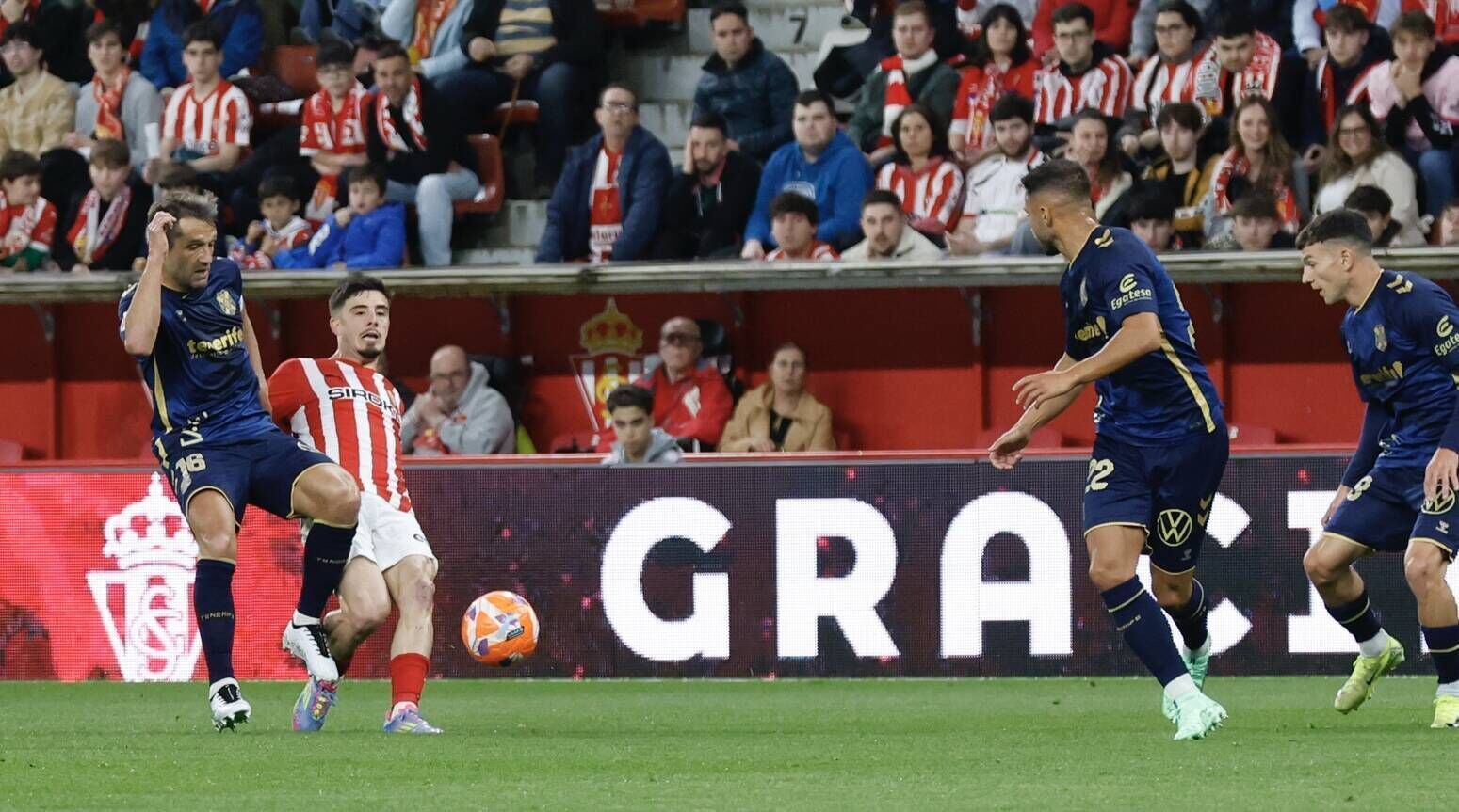 EN IMÁGENES: El Sporting - Tenerife disputado en El Molinón