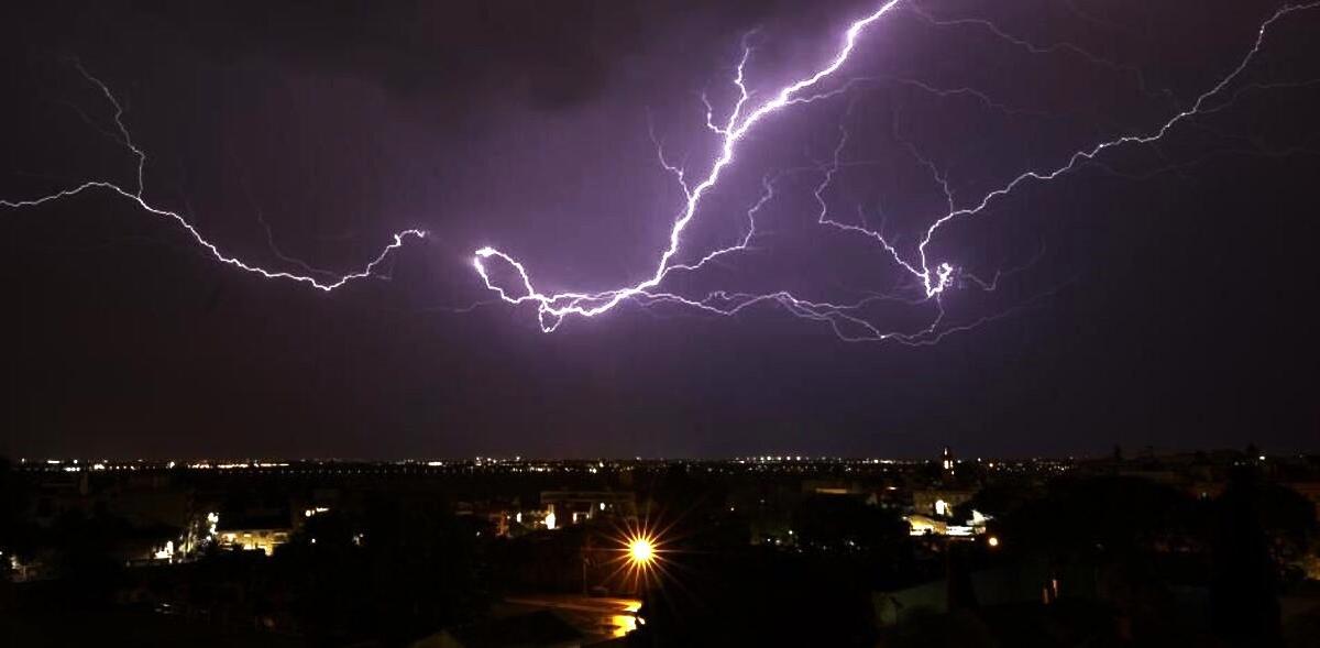 Rayos, tormentas y calor sofocante: la Aemet confirma el giro radical del tiempo en la Comunitat Valenciana.