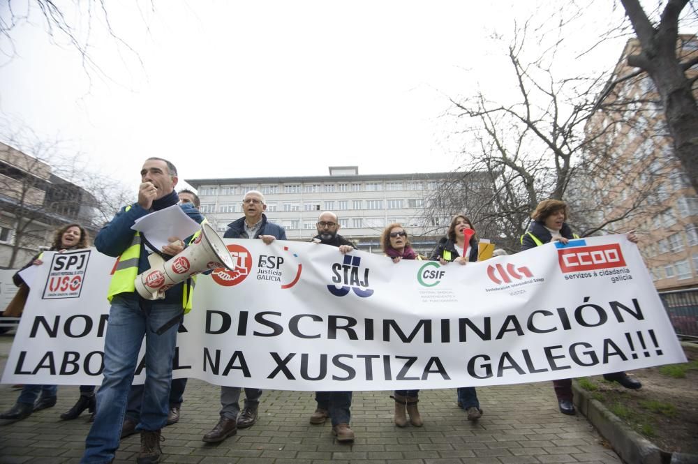 Centenares de funcionarios de la Administración de Justicia han marchado por las calles de A Coruña y otras ciudades gallegas para reivindicar mejoras salariales y sociales.