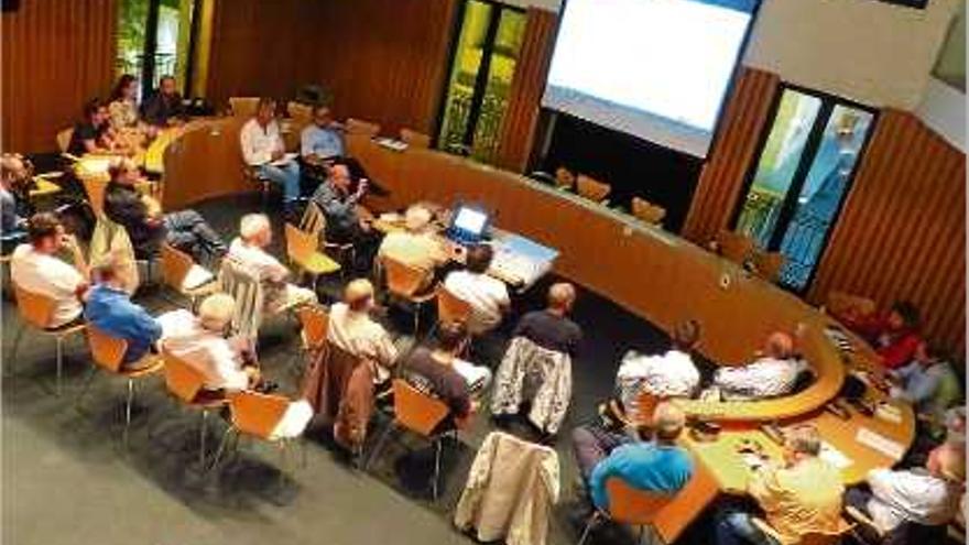 Un moment de la reunió del dijous entre les parts afectades pel Pla especial del port de Blanes.