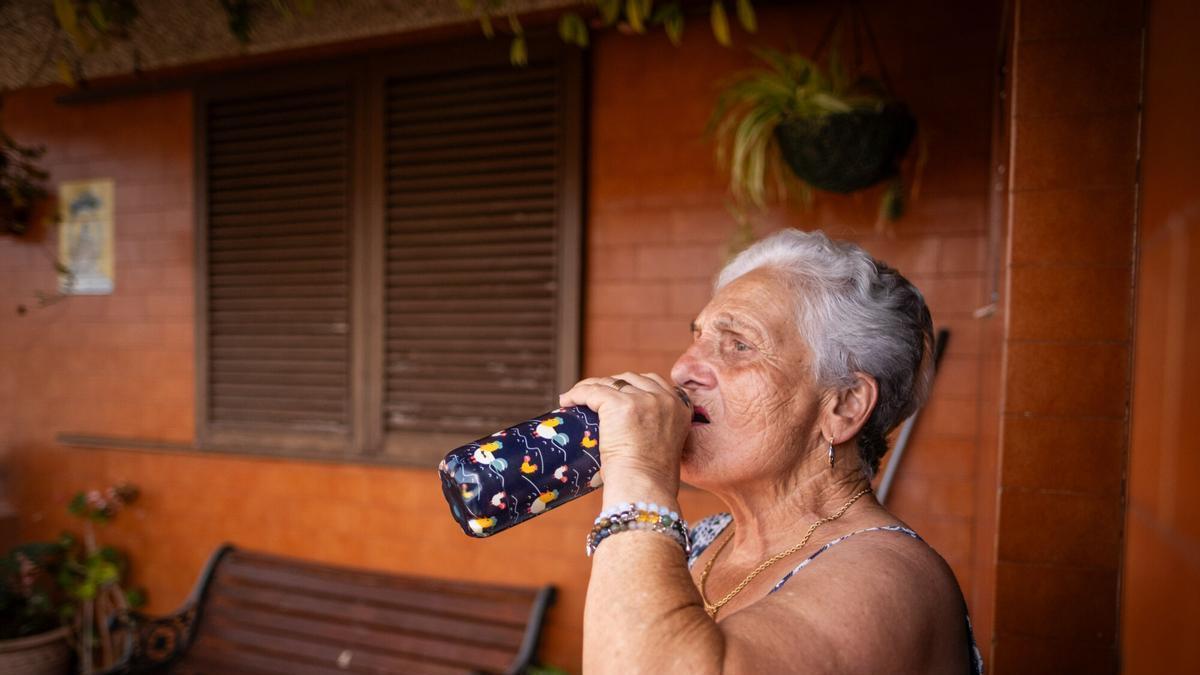 Mercedes Rojas, vecina de Las Mercedes, bebe agua.